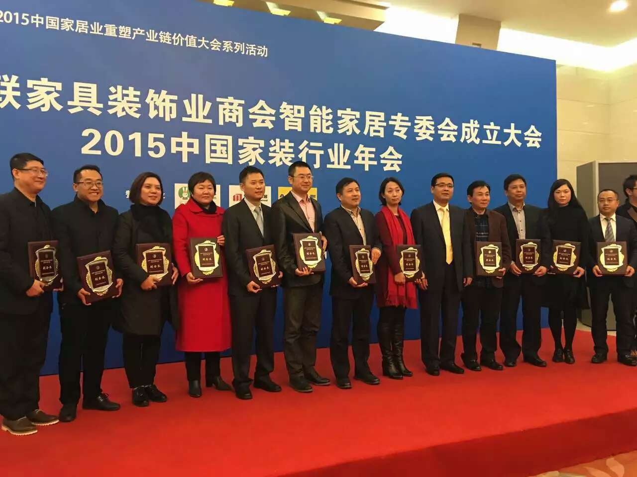 【喜報】中國家裝行業(yè)二十年總評，遠景裝飾喜獲三大殊榮！